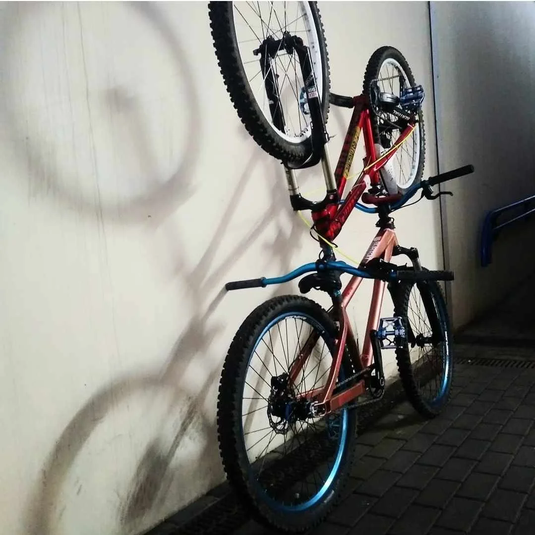 Poglądowe zdjęcie konsultacji podczas budowy roweru